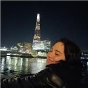 Diplomata livello Advanced Higher presso l'Hillhead High School di Glasgow, Scozia. Ad oggi iscritta all'università di Edimburgo, impartisce ripetizioni e conversazione in lingua inglese per qualsiasi fascia di età